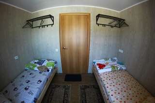 Гостевой дом Кедровый Дом Кочиевских Горно-Алтайск Бюджетный двухместный номер с 2 отдельными кроватями-5